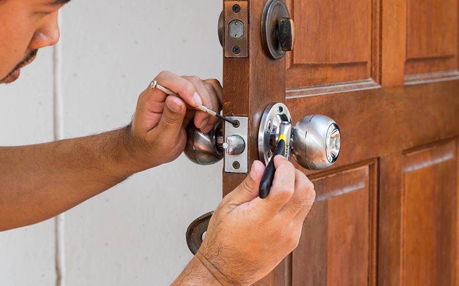 métier serrurier prix changement serrure Houilles